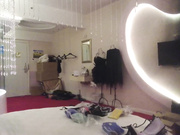 名门夜宴偷拍系列美女模特-邹邹被摄影师套路暗藏摄影机偷拍换衣服