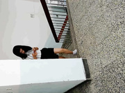 國內廁拍牛人潛入某寫字樓尾隨幾個妹子進入公共女廁偷窺 有個牛仔褲妹子的逼逼還不錯 1080P原版高清