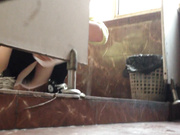 廁拍大神最新作之潛入師範學院公共女廁拍了不少妹子如廁 為了拍臉俯視個靚妹差點被發現 1080P高清