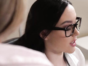 办公室花痴佐伊娃娃和伊琳娜凯奇在办公室女同性恋会议后分享同事的大鸡巴