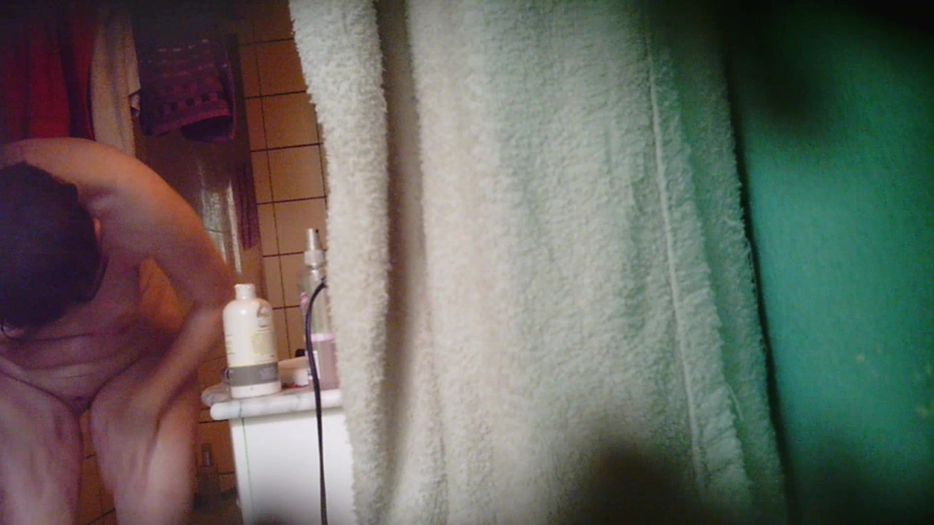 精品推薦 出租屋窗戶邊偷拍奶子非常大皮膚白白嫩嫩的少婦沐浴更衣 貌似還是個白虎 1080P高清原版