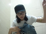 某大型商場公共衛生間拍攝到的各式美女少婦如廁 貌似有個時尚四眼妹逼逼很幹凈啊 1080P高清