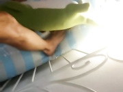 给老婆约个单男床上操。单男：我告诉你，我要射了。老公：等一会儿，别着急，真射啦？ 媳妇上下都有吃，开