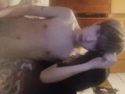 都市小青年就是激情 正对镜头露脸做爱自拍 又亲又操的很火爆 年轻水多玩内射