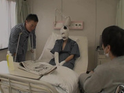 受伤的病人等待漂亮美女医生的照顾