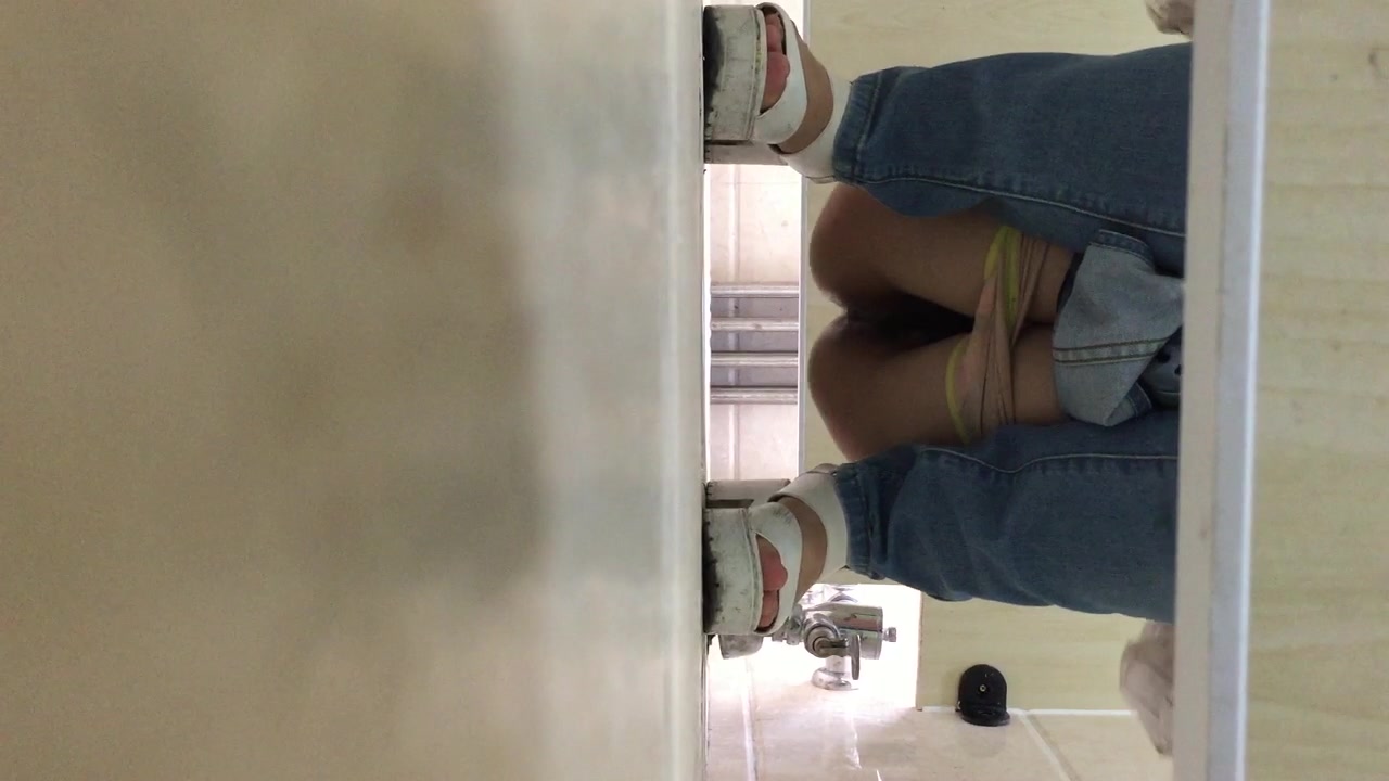 某寫字樓公共女廁拍攝到的各式漂亮白領小姐姐如廁 貌似有個年紀稍大點的應該是領導～720P高清