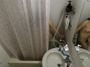 精品推薦 浴室偷裝針孔攝像頭偷拍同居閨蜜女友洗澡 在裏面偷偷自慰壹臉淫騷樣 1080P高清原版