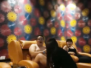 色瞇瞇的眼鏡胖領導KTV包房約了兩個女人嗨歌 中途受不了直接按倒扒光衣服沙發上激情肉戰 場面淫蕩 對白搞笑