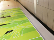 某大型商場拍攝到的極品低胸吊帶胸部印廣告loge的高挑模特妹子如廁噓噓 4K原版超清