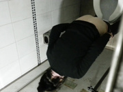 最新流出廁拍牛人潛入某寫字樓公共女廁偷拍各式美女同事如廁噓噓 有個牛仔短褲妹子顏值蠻高的 1080P高清原版