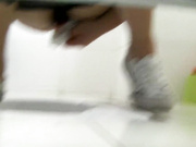 國內廁拍牛人潛入某工業園寫字樓公共女廁偷拍白領姐姐們尿尿 貌似光線不夠開手機電筒補光拍攝 1080P高清原版無水印