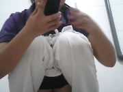 某大型商場公共衛生間拍攝到的各式美女少婦如廁 貌似有個清秀妹子胸罩裏還放著手機 屌爆了 720P原版高清