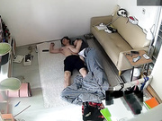 家庭網絡攝像頭破解拍攝到的蝸居年輕情侶睡地鋪啪啪打炮 從地上幹到沙發上 玩的太嗨了～720P高清
