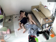 家庭網絡攝像頭破解拍攝到的蝸居年輕情侶睡地鋪啪啪打炮 從地上幹到沙發上 玩的太嗨了～720P高清
