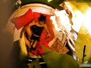 主題酒店圓床房拍攝到的熱戀小情侶開房愛愛 邊看著A片邊手指猛扣騷穴 呻吟銷魂又享受 露臉高清