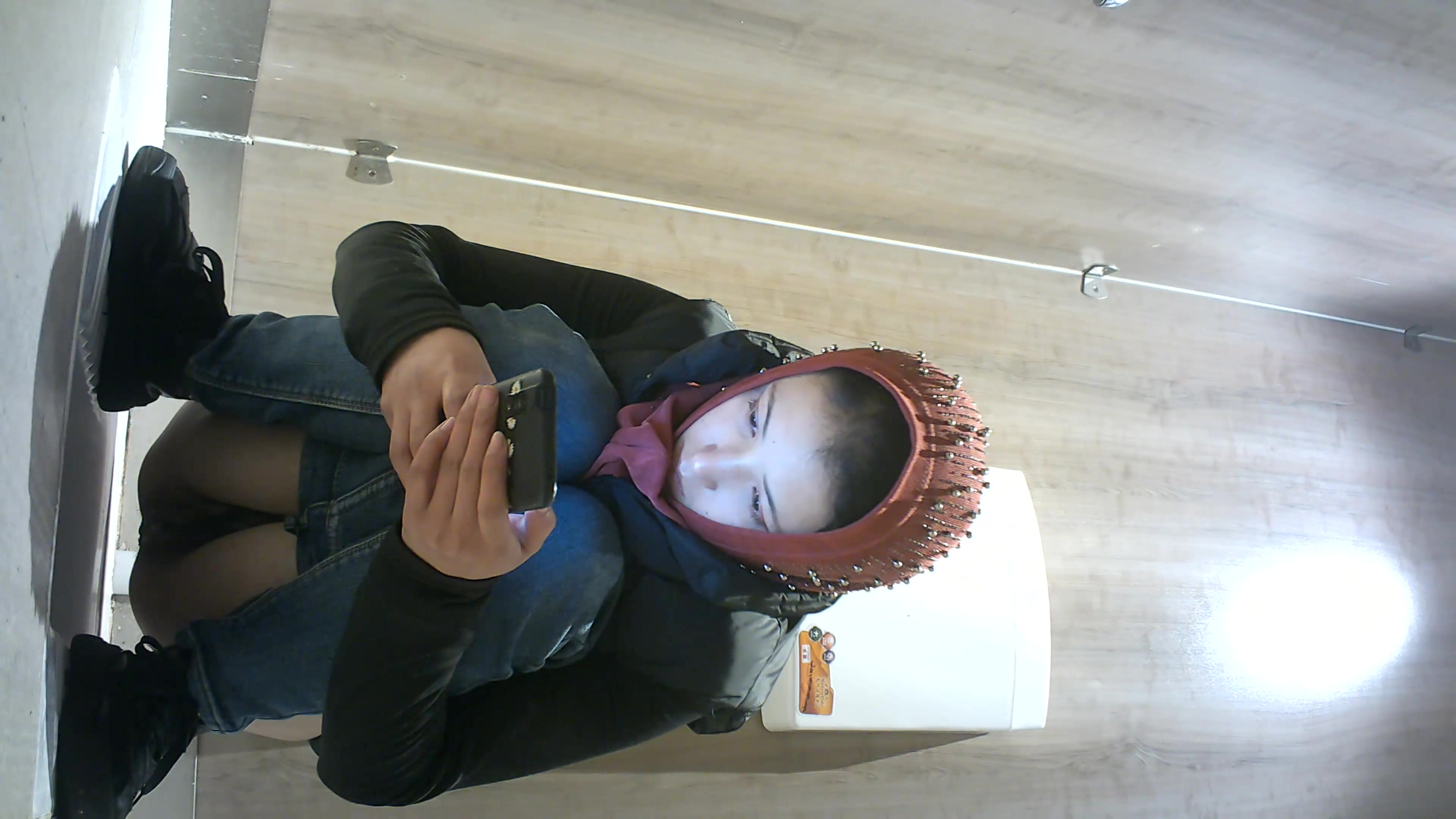 最新流出國內廁拍大神潛入某商場全景偷拍各式美女少婦如廁噓噓 貌似有個高冷JK紅毛衣絲襪妹子臉都凍紅了 4K超清原版