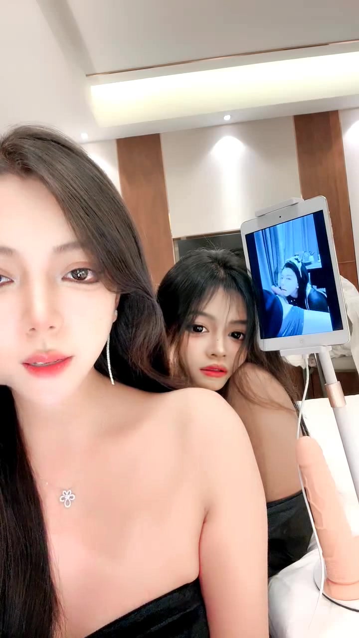 西奶带骚闺蜜约啪大哥玩双飞，全程露脸一起舔大鸡巴，让大哥多体位蹂躏爆草，淫声荡语表情好骚，全射她嘴里