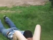 手机偷拍楼下草地一对饥渴情侣男的在给女的舔鲍鱼