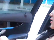 不是一般屌的网红美女主播开着奔驰路边停车大胆露奶，开车门勾搭过司机。被交警抓到会如何处理