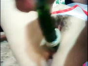 毛都没几根的小美女新鲜黄瓜插到潮喷要喝水对白清晰