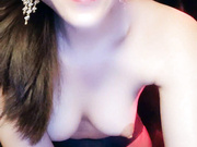 丝袜露脸艳舞女郎深夜直播，火辣激情艳舞诱惑，揉奶玩逼舔弄假鸡巴，站着尿尿给狼友看，道具抽插骚逼浪叫