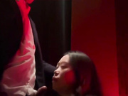 风骚女翻译和上司开房偷情 还一边手机自拍被射了一屁股的精液