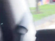 等红灯的时候旁边车的大哥一边开车一边扣副驾驶妹子的逼,录下来发给交警驾叔叔扣他分