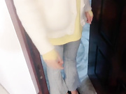 剧情演绎：美团上买了个假阳具，女外卖员送货上门进行勾引，直接推到一顿狂艹内射！