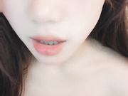 清纯性感的小甜妹全程露脸大秀直播，伸着舌头要舔狼友的大鸡巴，撅着屁股求草菊花洞好大，自己抠骚逼看特写