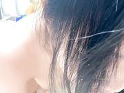 良家小少妇深夜的诱惑，逼逼很肥水很多，听狼友指挥揉着奶子各种道具抽插蹂躏骚穴，自己抠的淫水泛滥真刺激