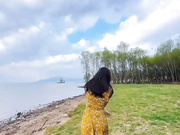 原创小姨子的秘密海边小姨子献出美鲍让姐夫贪婪舔吃阳台跪献口交迎着海风后入精液射满菊花流入阴道