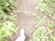 【真实原创母子乱伦】带着淫荡小妈上山采蘑菇，中途她肚子疼去上厕所，没想到儿子直接掏出屌让小妈口