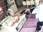 监控实拍情侣在公寓里准备啪啪，