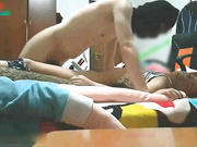 【重磅回归】真实自拍21-清纯漂亮的98年美女见网友被灌醉后带到出租屋尽情玩弄,还往逼里打东西,最后狠狠内射!