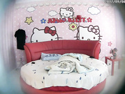 哈喽KT情趣套房偷拍骚妇吃苹果纹身哥舔葡萄草之前再给骚妇逼预热