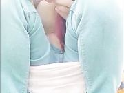 18岁高中萌妹子公园大胆值播，用水果插X穴 造福广大粉丝