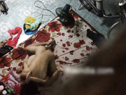 偷窥出租屋隔壁小两口爱爱夫妻生活，男的挺猛