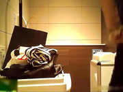 坐盗市新流出时尚购物商城坐厕前拍有几个美女长得还可以