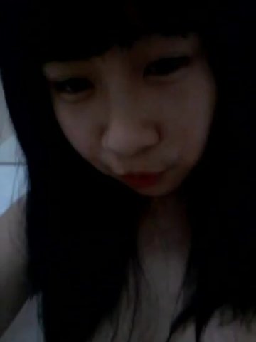 家里人在客厅聊天，小美眉自己偷偷在浴缸打飞机出了好多淫水