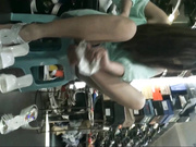 商业街买鞋子的妹子张开双腿试鞋子 门户大开 双腿间的春色美不胜收