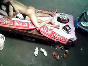 棚户区站街女暗拍小姐忙着打电话猴急大叔迫不及待扒衣开草