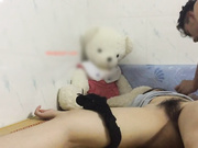 真實原創系列之膚白奶大颜值高的漂亮美眉出租屋内喝醉被猥瑣帥哥啪啪 各種姿勢操得小穴都腫了