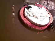 精品酒店大圆床偷拍中年事业男和少妇开房偷情搞完抽口烟