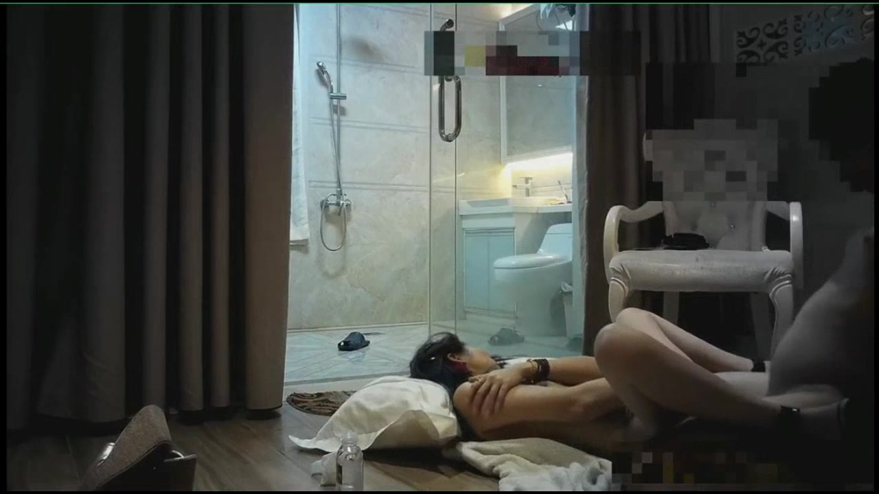 很有女人味的漂亮人妻露脸穿上黑丝操椅子上干抱起来操到浴室再操回地板720P高清