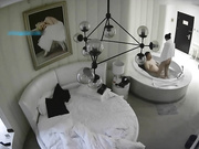 豪华浴缸房偷拍-中年胖男约了位身材样貌很不错的大学美女啪啪,有点爱不释手床上操完又到浴缸干,连续搞了3次!