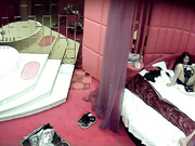 羡慕死单身狗啦情趣主题宾馆样子很挫的肥哥扛起漂亮长发小女友的双腿爆操好像无套内射妹子说老公你好厉害啊