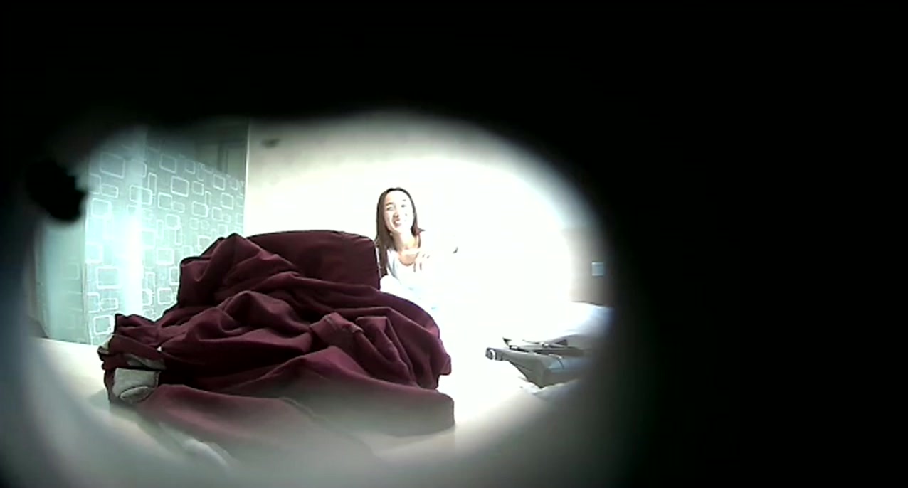 酒店偷拍年轻微胖哥和模特身材漂亮女友近距离镜头啪啪啪地方方言对白