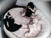 喷血推荐-白嫩漂亮的大学美女刚进房间就被男友扑倒扯掉裤子强行啪啪,操太久受不了不想干了被拉过来继续干!