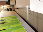 极品4K超清偷拍低胸吊带胸部印广告loge的高挑模特妹嘘嘘