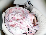 特色情趣酒店大圆床偷拍吃货小黑哥和长得还可以的女友先饱餐一顿休闲一下在啪啪